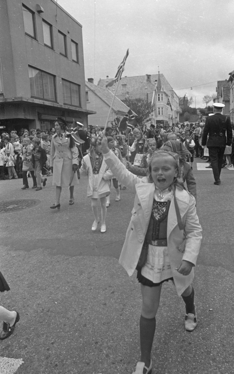 17. mai - 1971.   Del 7 av 7.  Dagens taler. Folkeliv, korps, barne-, folke- og russe-tog. Kransenedleggelse.