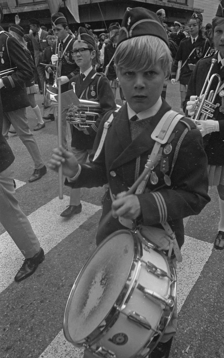 17. mai - 1971.   Del 7 av 7.  Dagens taler. Folkeliv, korps, barne-, folke- og russe-tog. Kransenedleggelse.