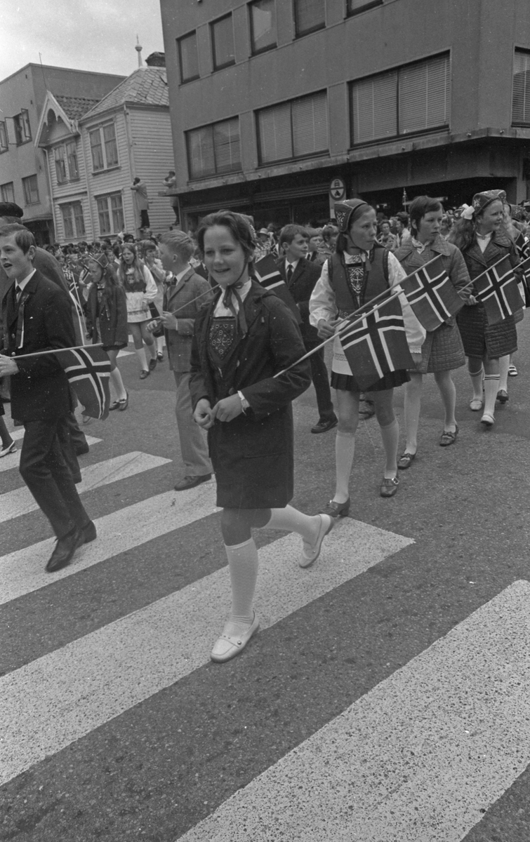 17. mai - 1971.   Del 7 av 7.  Dagens taler. Folkeliv, korps, barne-, folke- og russe-tog. Kransenedleggelse.