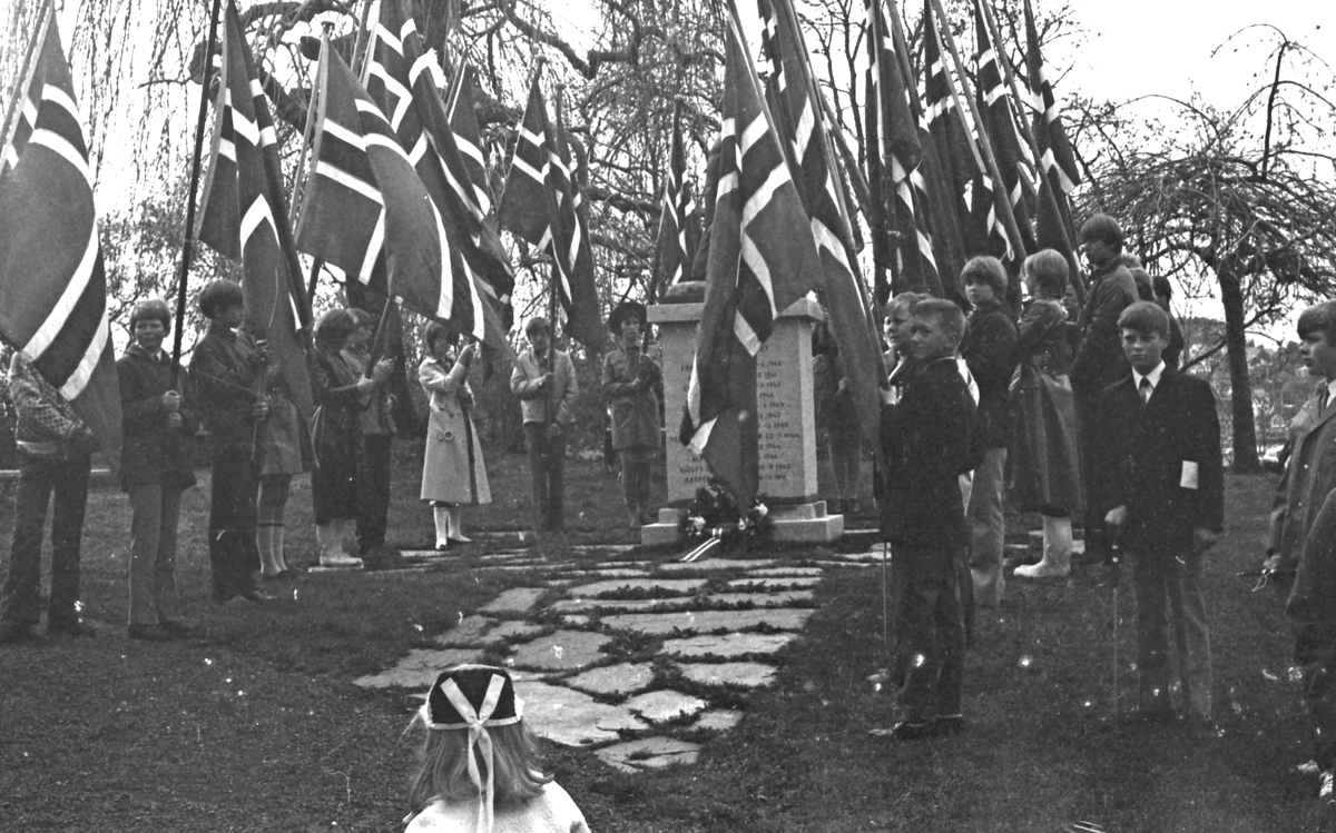 17. mai - 1971.  Del 3 av 7. Kransenedleggelse. Barne-tog og andre aktiviteter.
