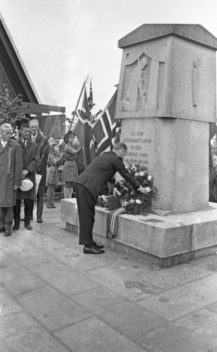 17. mai - 1970. Del 2 av 4. Kransenedlegging, roing, barne- og folke-tog.