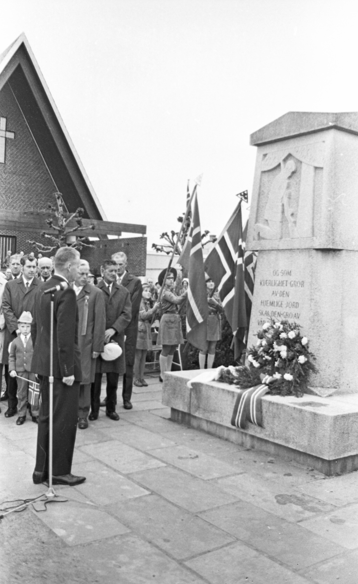 17. mai - 1970. Del 2 av 4. Kransenedlegging, roing, barne- og folke-tog.