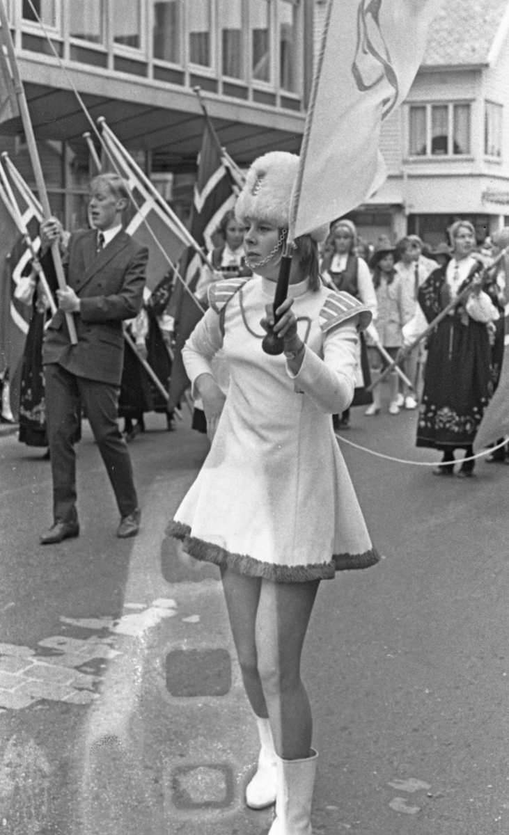 17. mai - 1970. Del 2 av 4. Kransenedlegging, roing, barne- og folke-tog.