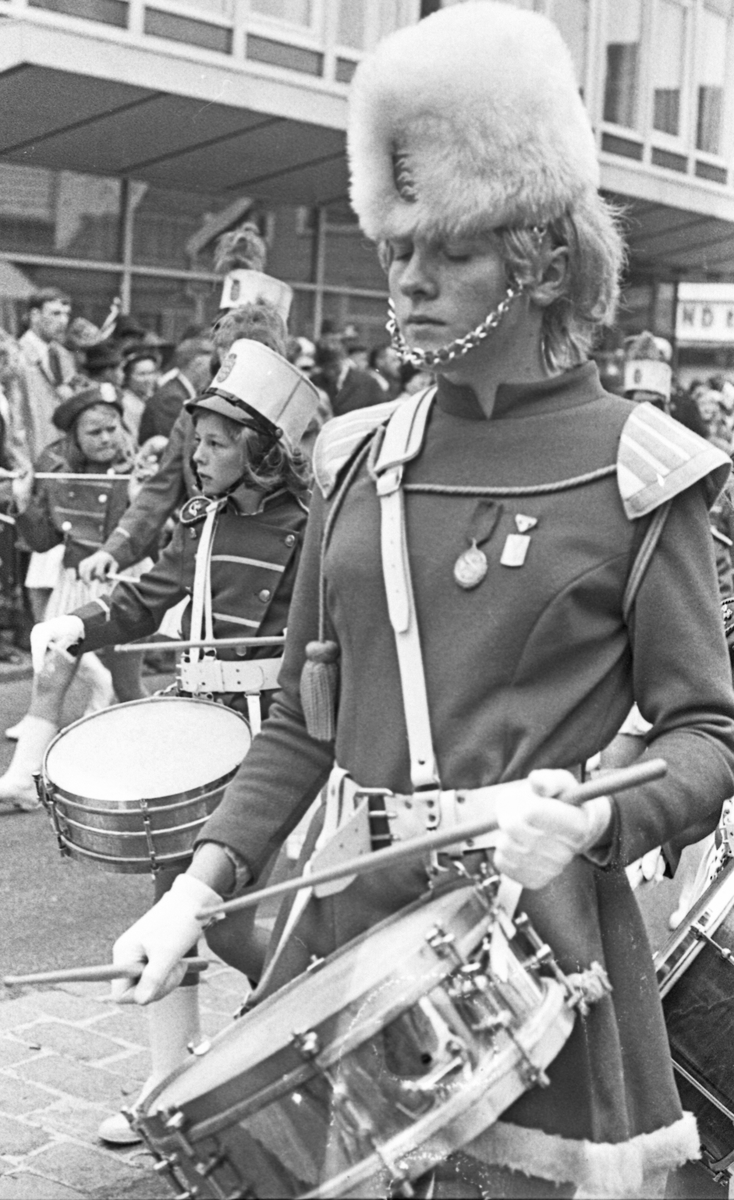 17. mai - 1970. Del 2 av 4. Kransenedlegging, roing, barne- og folke-tog.