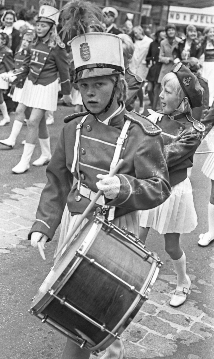 17. mai - 1970. Del 2 av 4. Kransenedlegging, roing, barne- og folke-tog.