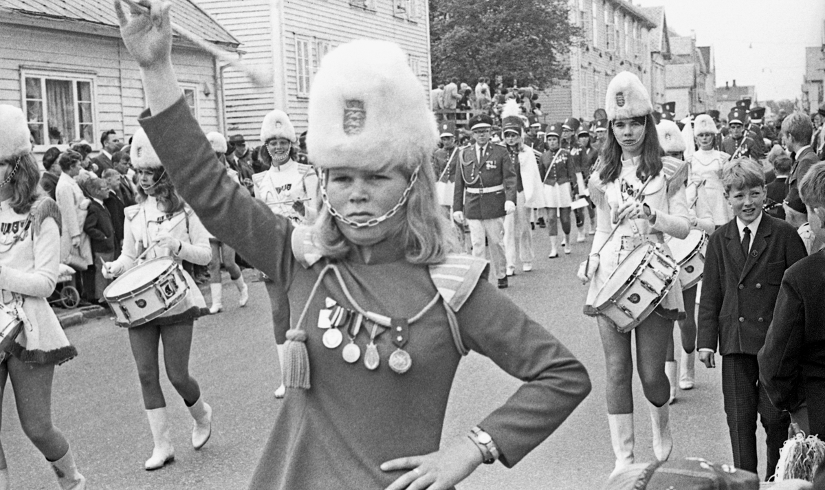 17. mai - 1970. Del 2 av 4. Kransenedlegging, roing, barne- og folke-tog.