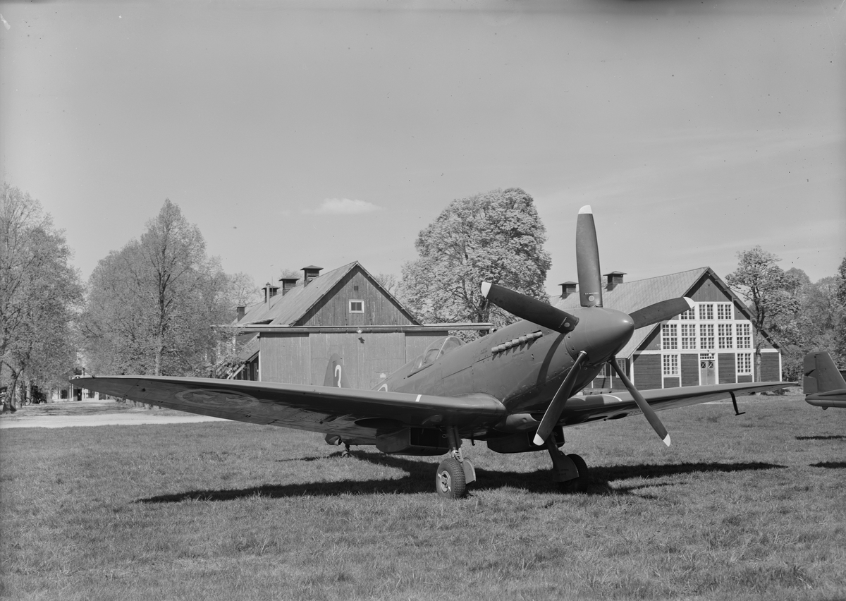 Flygplan S 31 ståendes framför hangarer på F 3 Malmen.