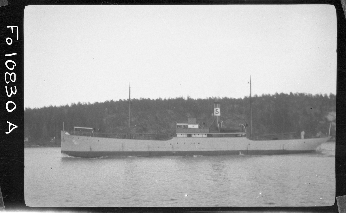 Lastångfartyget ASK av Stockholm i Halvkakssundet Brevik–Värmdö den 7 maj 1927.