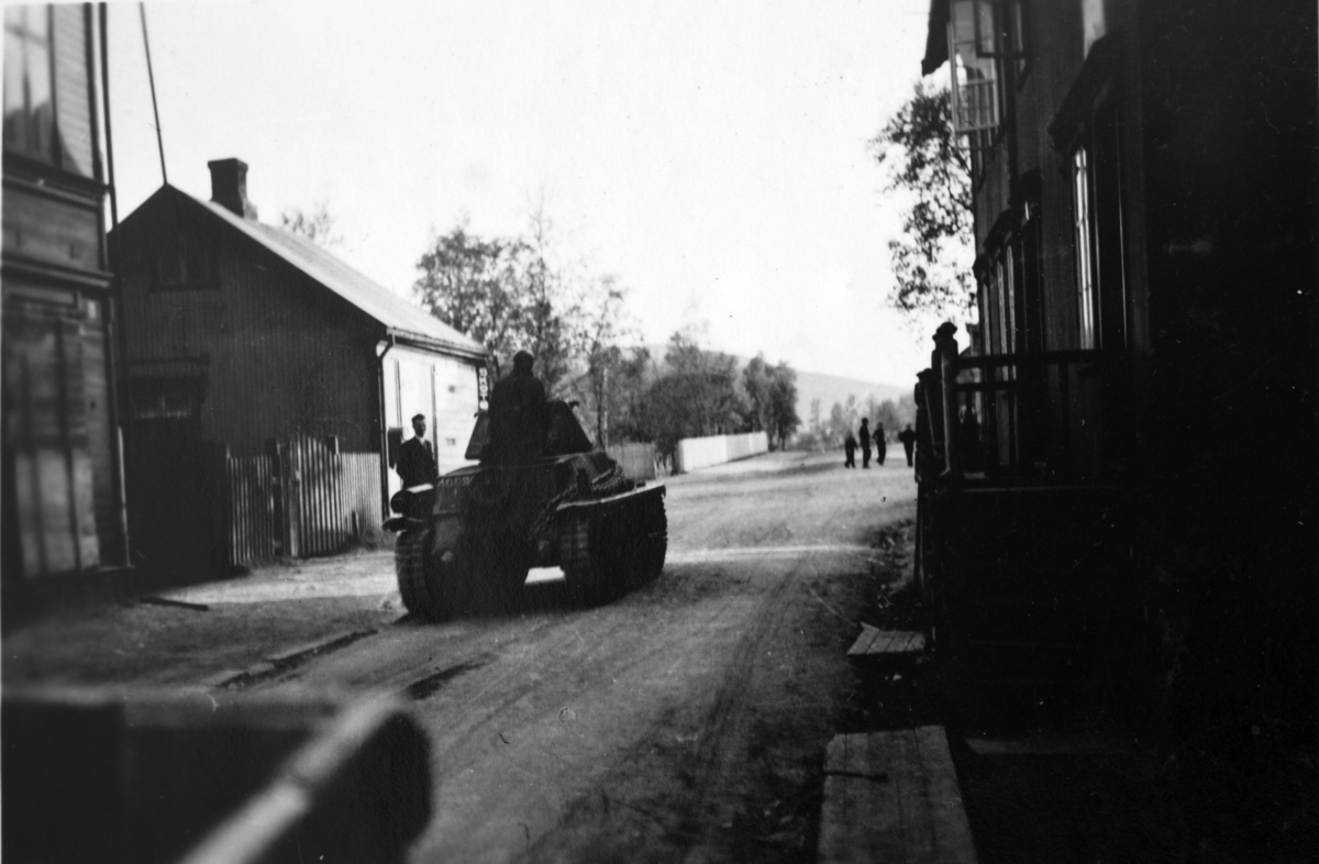 Fransk stridsvogn i en Narvikgate, 1940.
