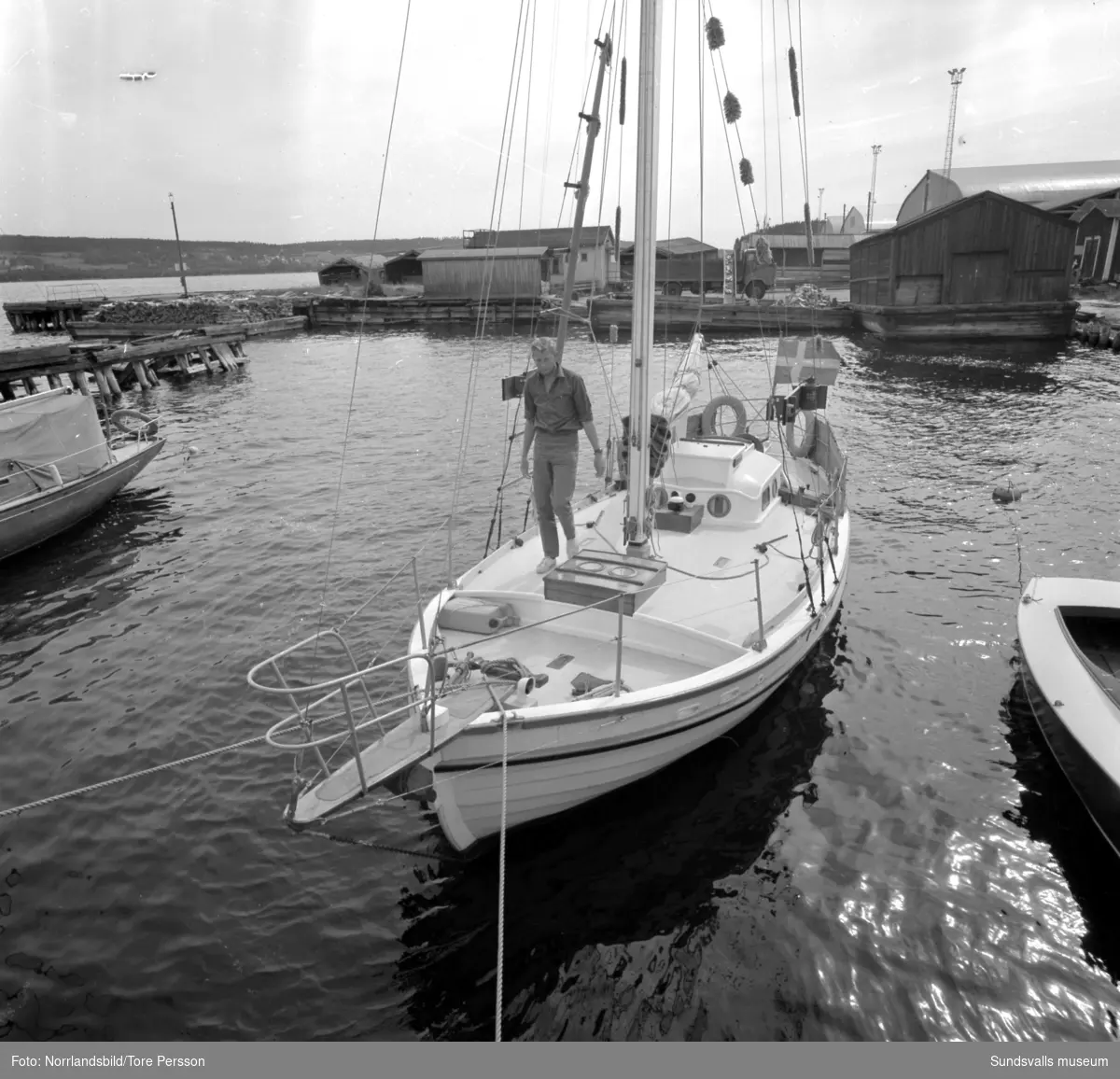 Exteriör- och interiörbilder av båten Lunkentuss och Gunnar Dahlgren, en av världsomseglarna. Fotograferat till ett reportage i tidningen Båt-Nytt.