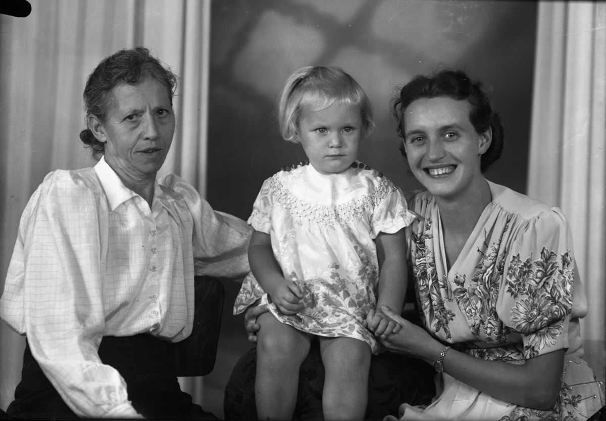 Portrett av to kvinner og et pikebarn. Fru Eva Holm-Jacobsen