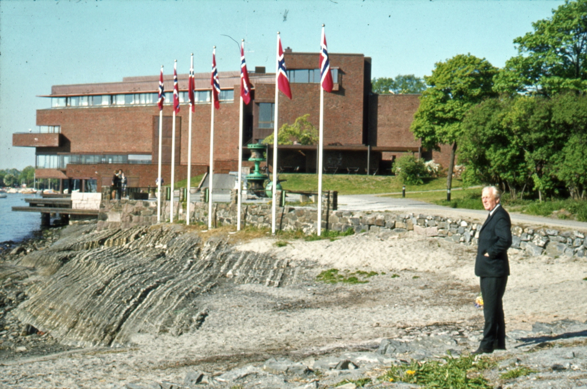 Flaggene heises. - Åpningen av Norsk Sjøfartsmuseum på Bygdøynes.