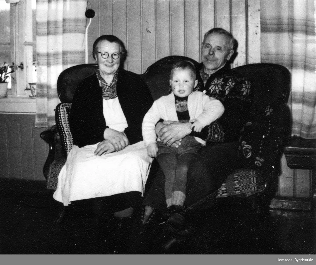 Anne Jordheim og Ola O. Jordheim med barnebarnet Oddmund Jordheim, ca. 1960