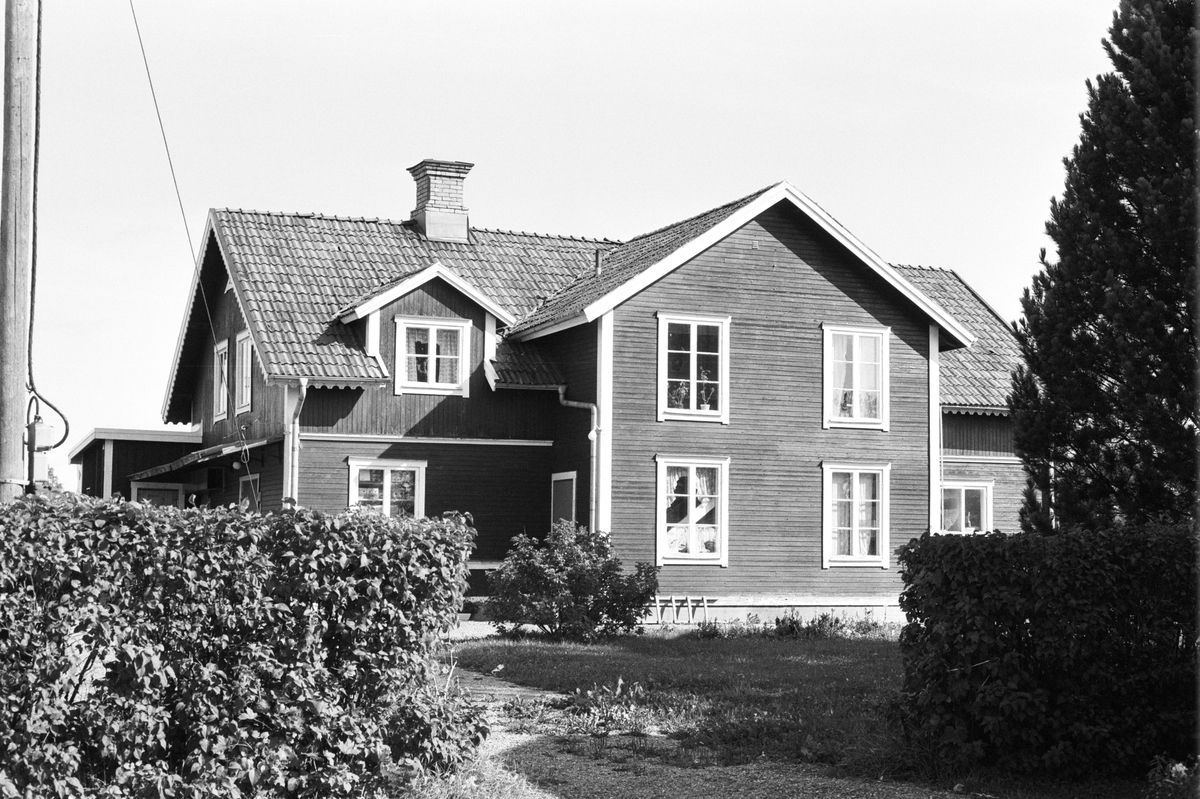 Affärshus och bostadshus, Norrbacken, Tibble 5:8, Rasbokils socken, Uppland 1982