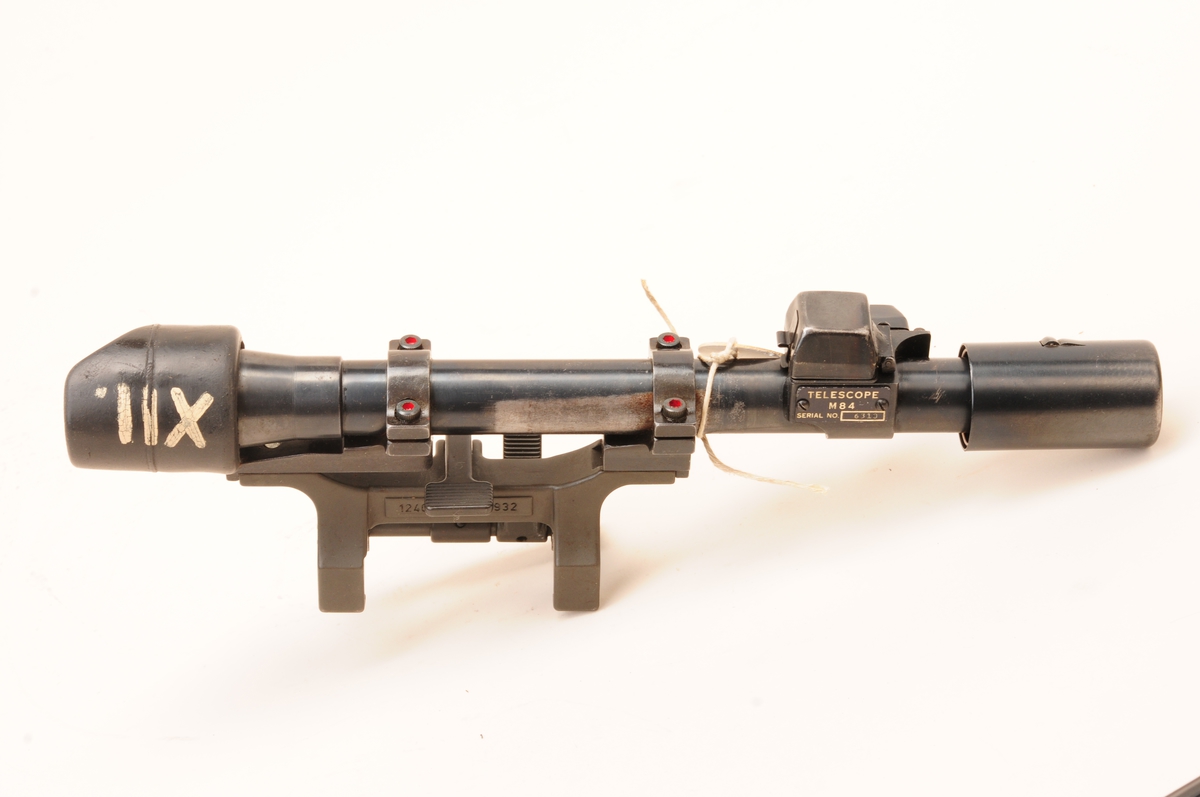 Amerikanske siktekikkert M84 normalt montert på Garand M1D er montert i kikkertmontasje for AG3. Kombinasjonen indikerer at Forsvaret har eksperiemntert med montering av amerikanske kikkertikter på AG3 da dette våpenet ble approbert i 1967.