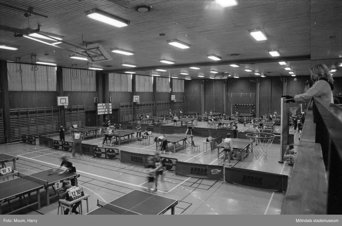 Lindome GIF anordnar bordtennisturneringen "Nyårsloopen" i Almåshallen i Lindome, år 1985.

För mer information om bilden se under tilläggsinformation.