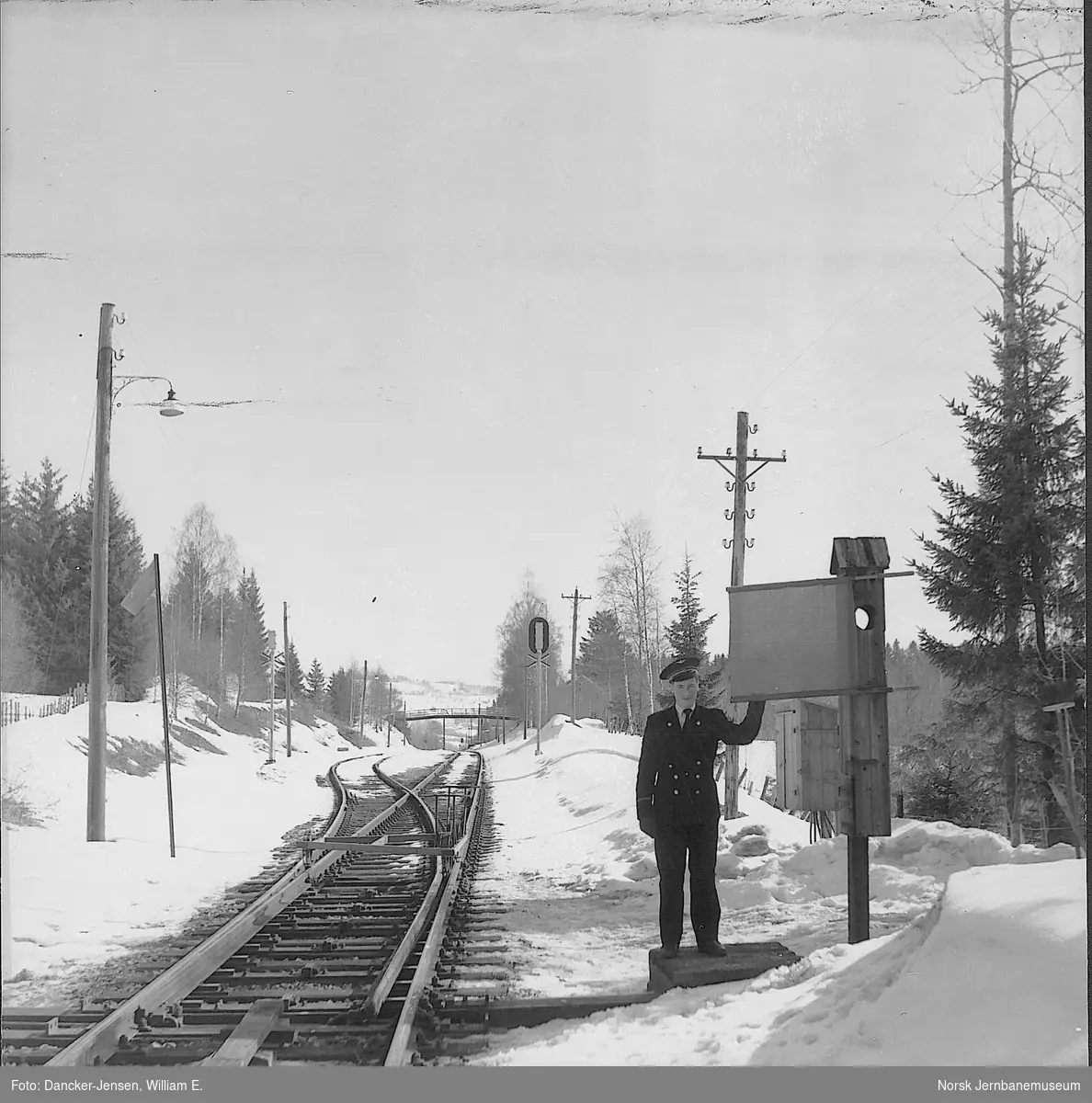 Togekspeditøren med signalflagg på Rudshøgda stasjon