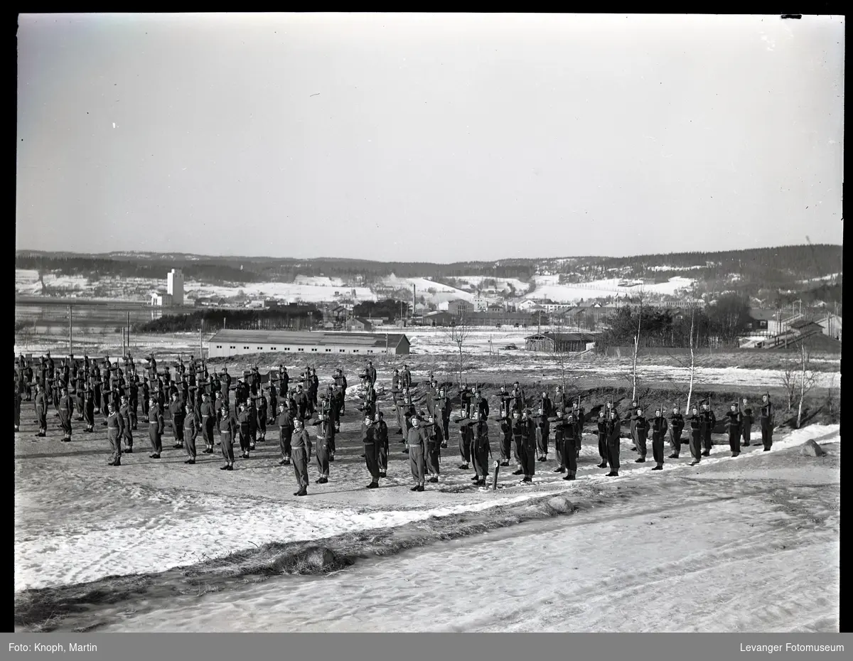 Soldater oppstilt på Steinkjersannan  I