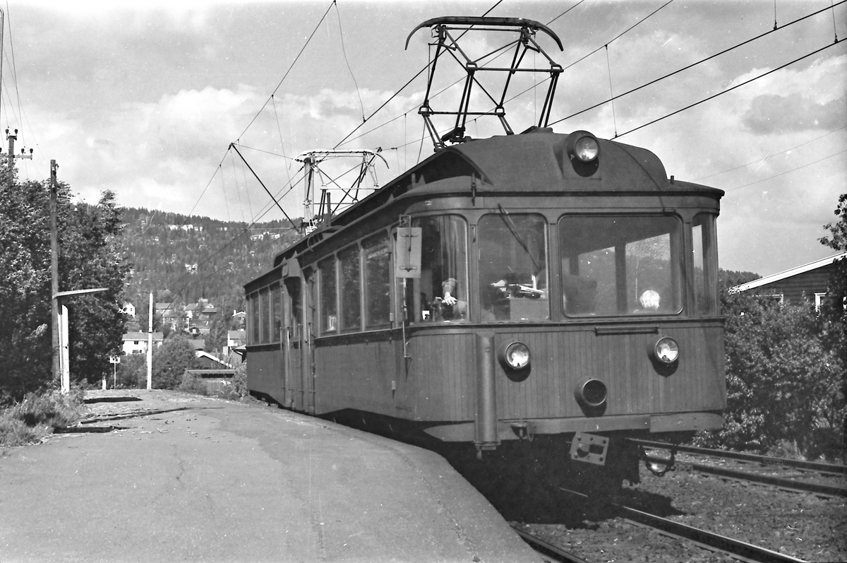 A/S Holmenkolbanen. Røabanen. Grini stasjon. Vogn 203, type 1934 (Skabo, NEBB)