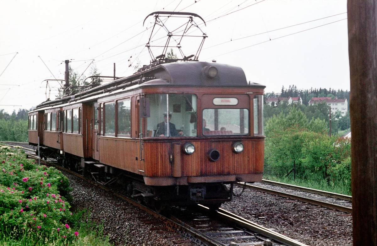 A/S Holmenkolbanen. Røabanen. Eiksmarka stasjon. Vogn 37 og 31, type 1909 (Skabo, Westinghouse)