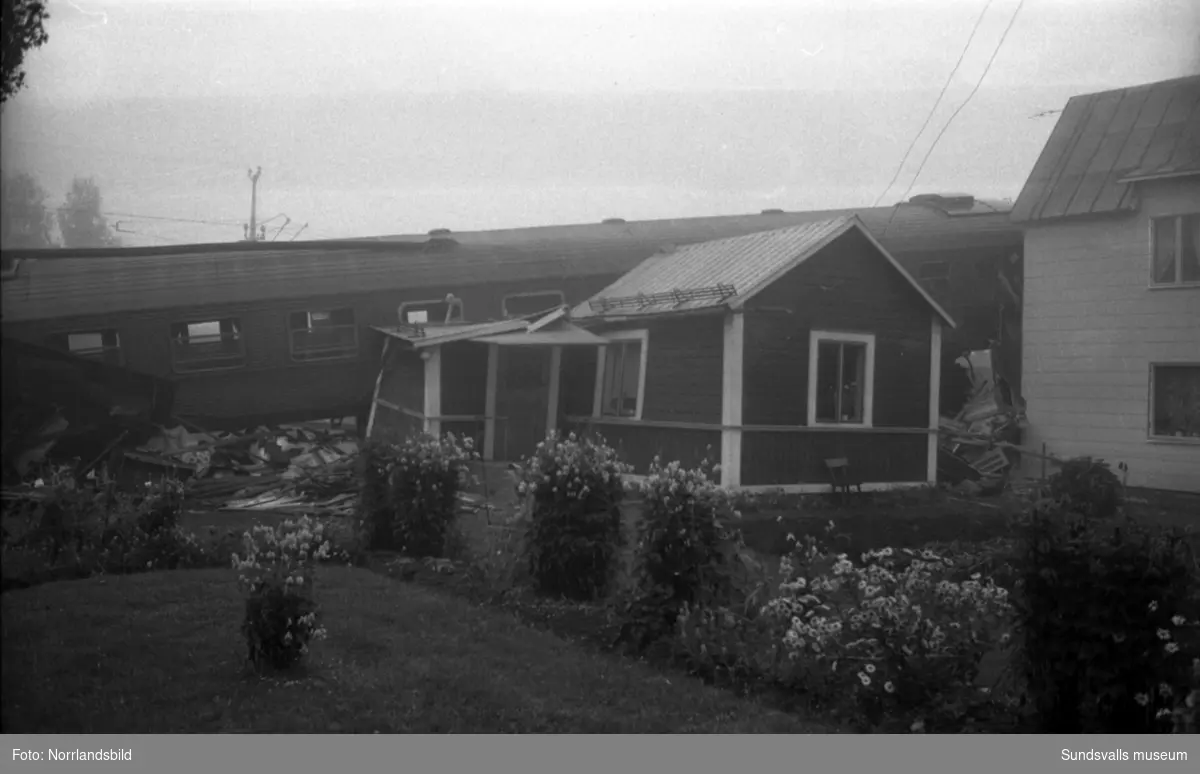 Tågkatastrofen i Alby då Nordpilen den 6/9 1964 i hög fart spårade ur och fortsatte in bland bebodda hus längs järnvägsvallen. Åtta personer omkom och 35 skadades.