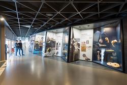 Monter med personas viking og sjørøver - Utstillingen "Til S