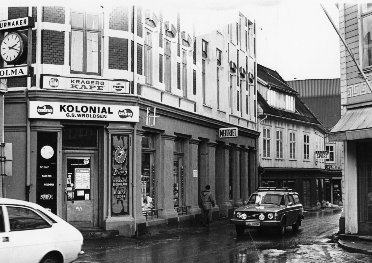 G.S.Wroldsen Kolonial ved torvet. Kragerø kafe i annen etasje. 1983.