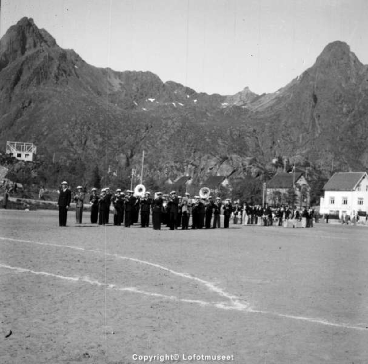 Svolvær, 1949. Hornmusikken spiller opp på idrettsplassen, der Svolvær Barne-og ungdomsskole står i dag.