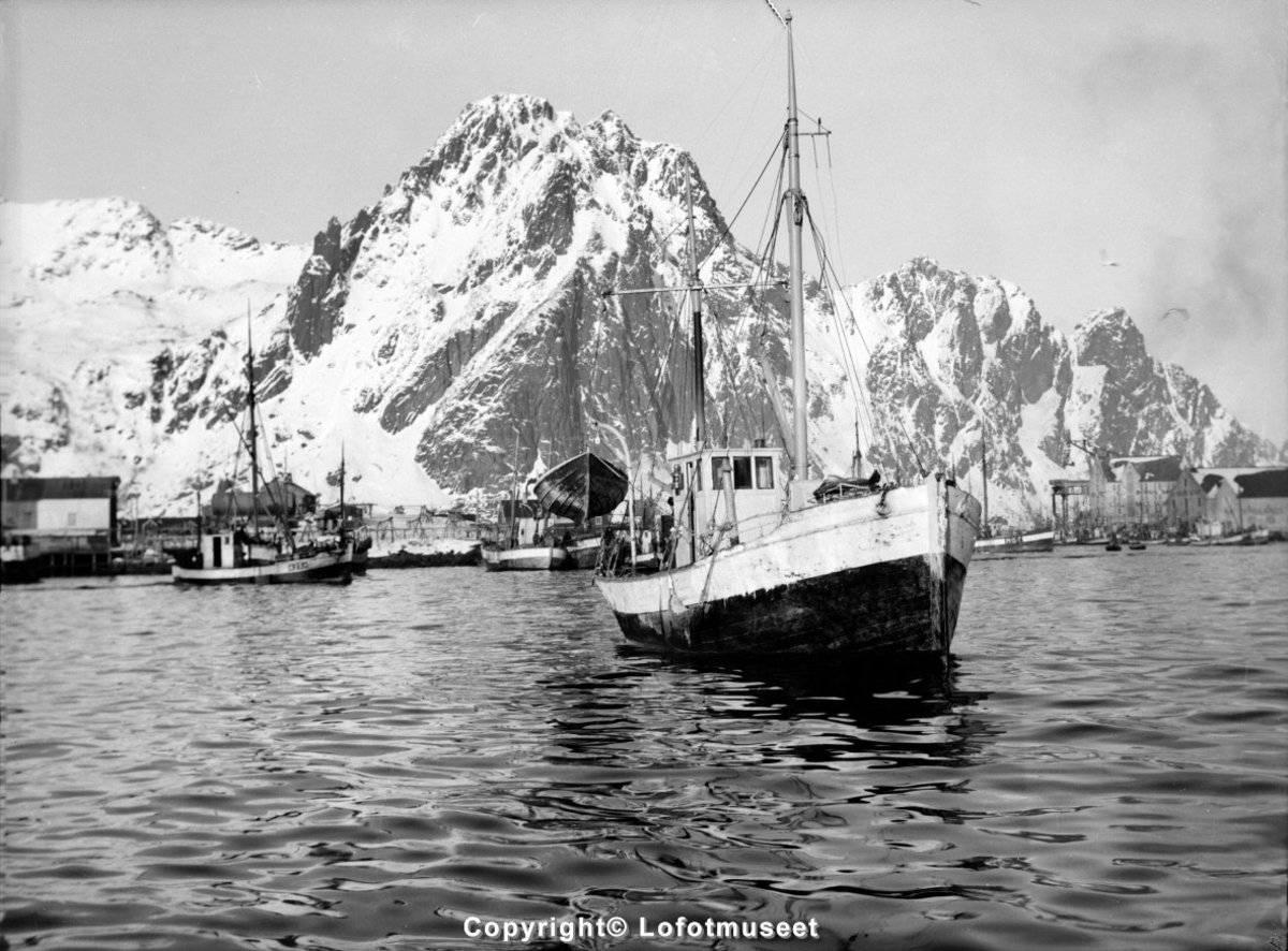 Svolvær, ca. 1950. Kutter på havna.