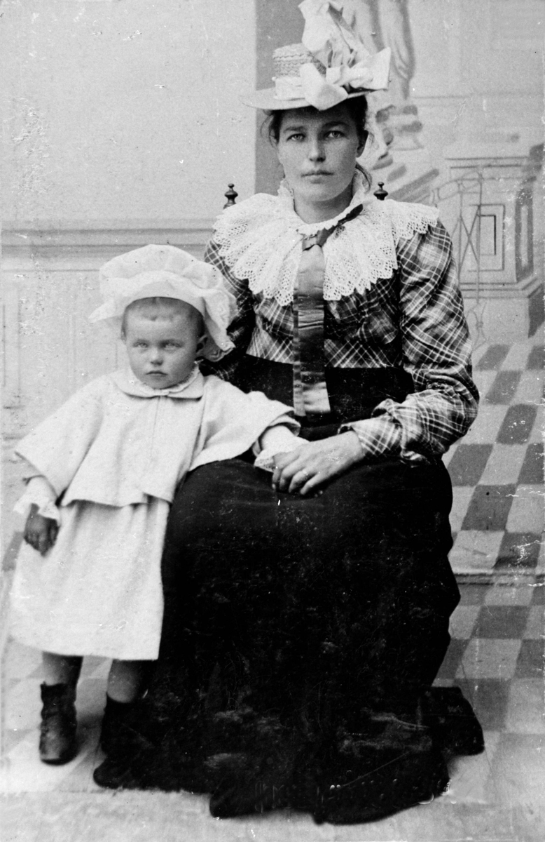 Repro, Ateljebilde 1890-1900 ca - Motiv ung mor med sitt barn.