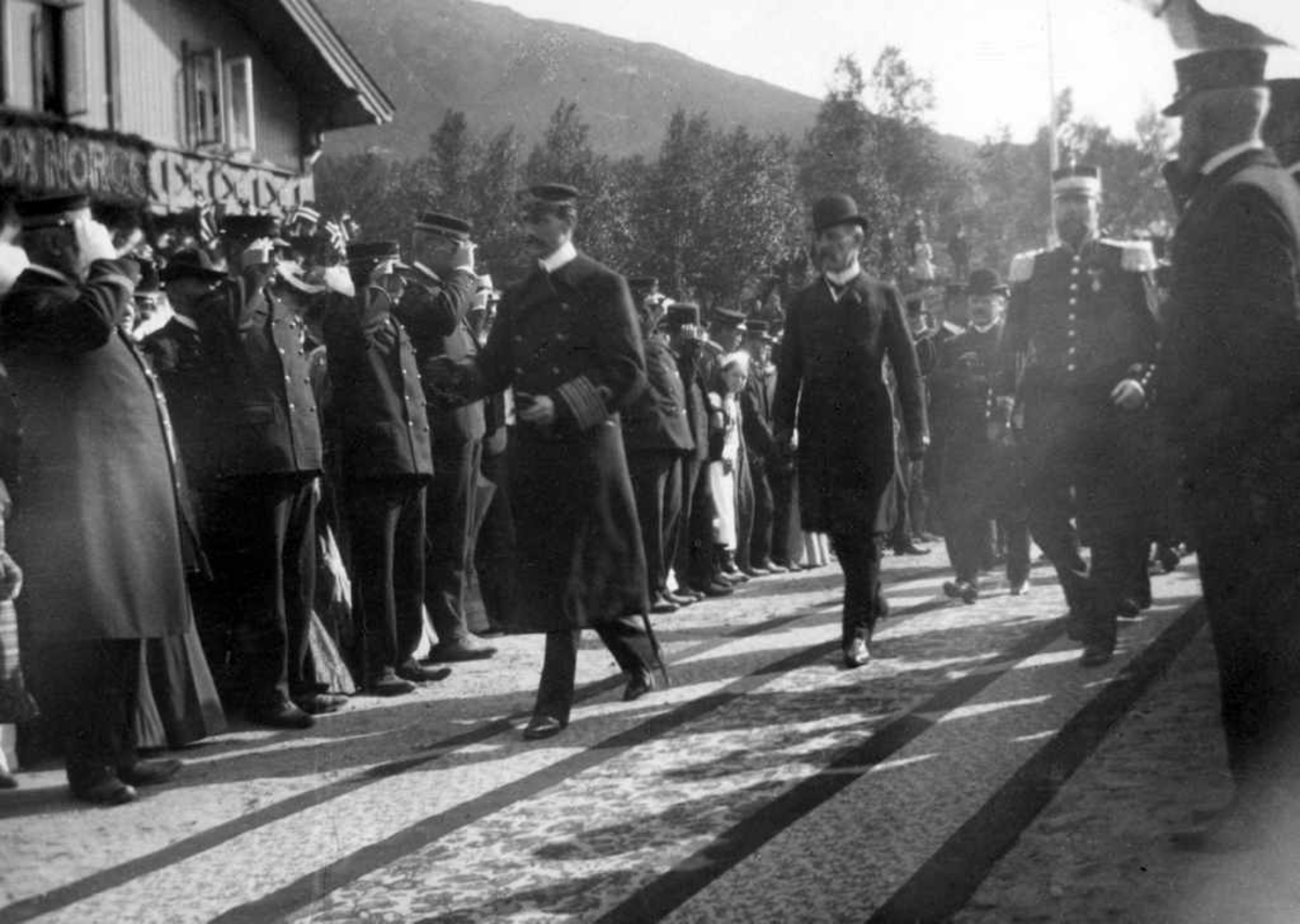 Kong Haakon ved Narvik Jernbanestasjon, Han hilser på Scarfenberg, Bak kongen kommer Nansen, Castberg, og Ole W. Lund i uniform