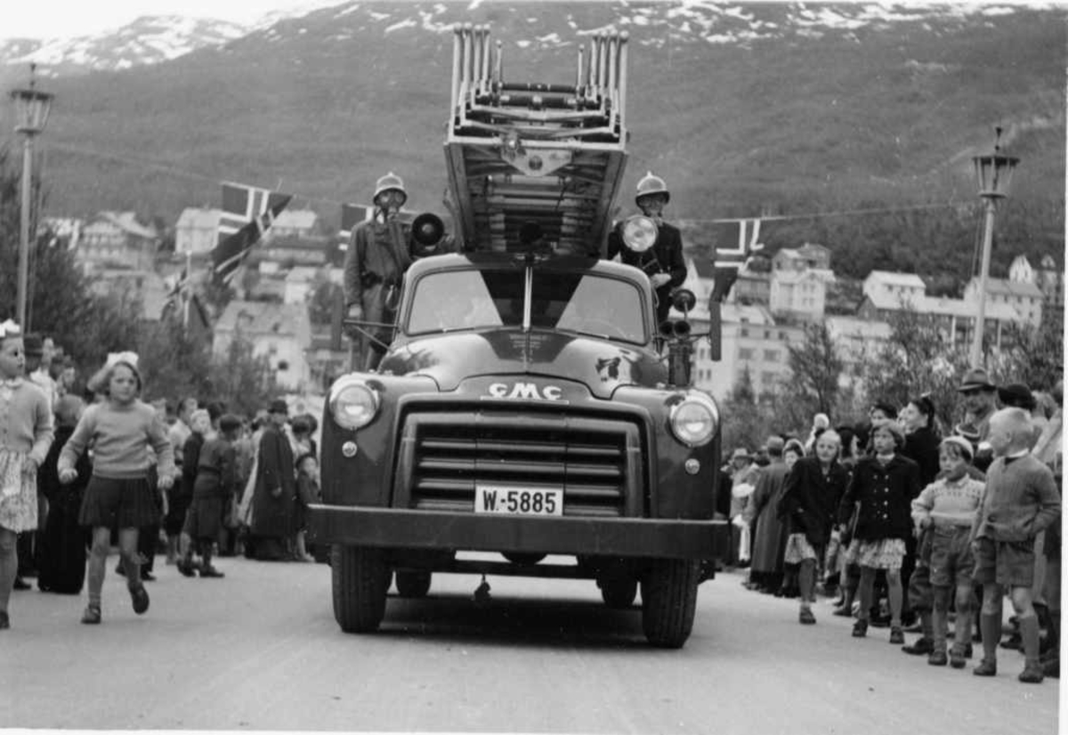 Historisk opptog - brannmenn med gamle brannvogn, med brannbil. GMC årsmodell 1948-51. Byjubileet 1951.