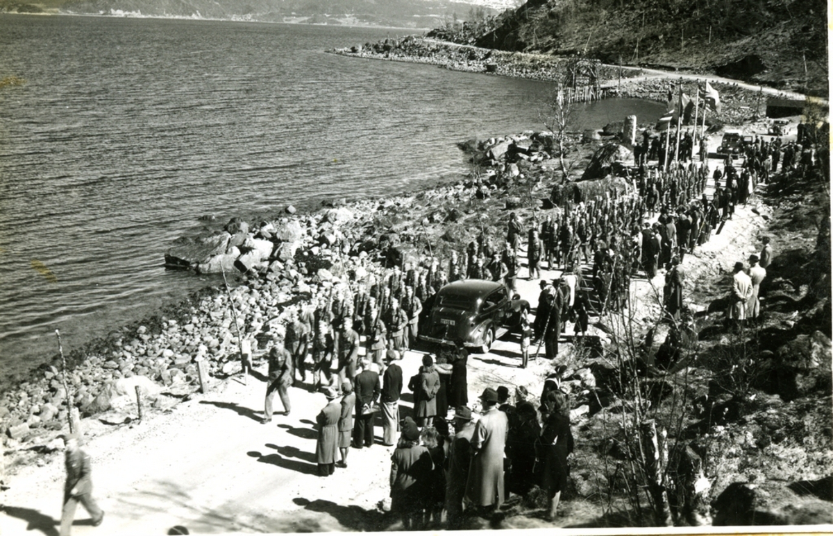 "Narvik - dagen".
Militære avdelinger paraderer på Ornes i forbindelse med avdukingen av den franske minnebauta. I bakgrunnen fergekaia på Karistranda.