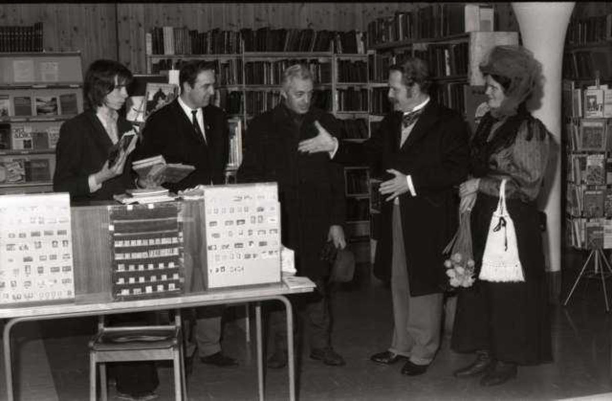 Frimerkeutstilling under Vinterfestuka VU i daværende Narvik biblioteks lokaler, senere omgjort til fylkesbibliotekets kontorer. Til høyre vertskap for VU 1973, dr. Lars Bjercke og fru Inanett.