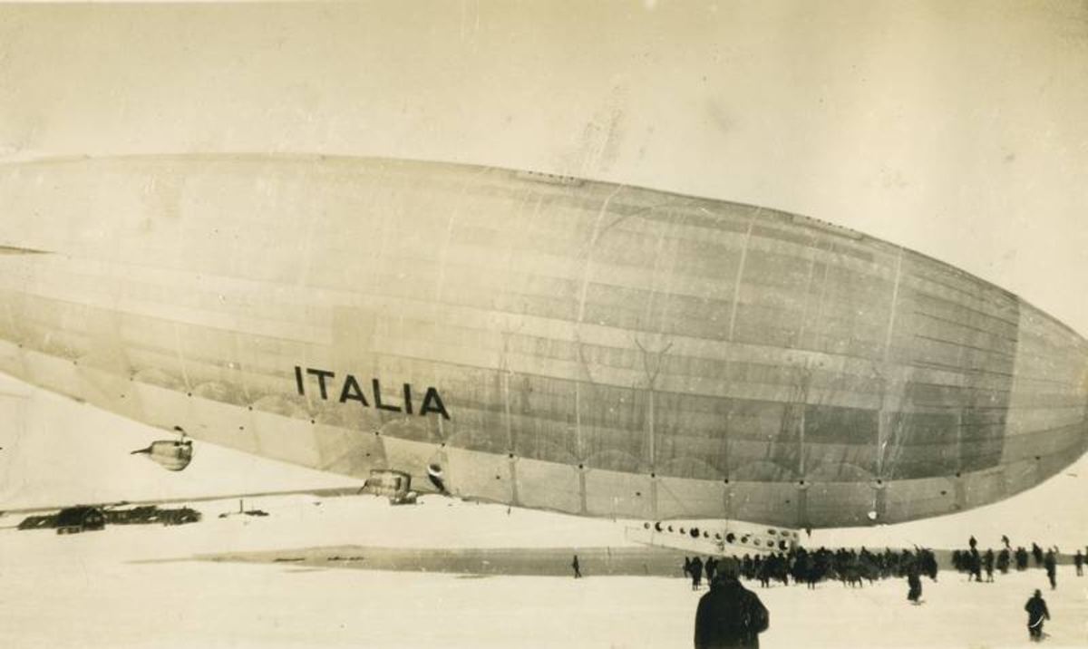 Luftskipet "Italia". parkert.
Mennesker til høyre, bebyggelse bak til venstre.
Tekst: Fra Italiatragedien 1928.
Umberto Nobiles luftskip som havarerte på Svalbard på vei tilbake fra Nordpolen.