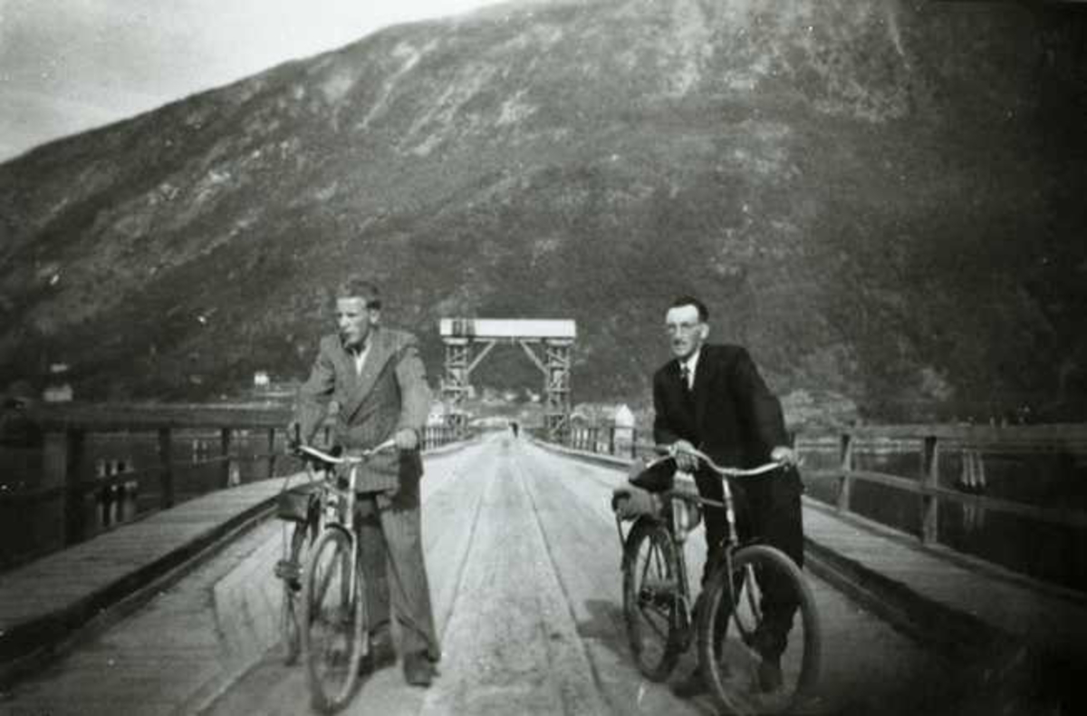 På  Ankenesbrua/ Beisfjordbrua sykler. Jørgen Kongsbakk til v. "Kilen og meg på Fagernes brua" (albumtekst) 