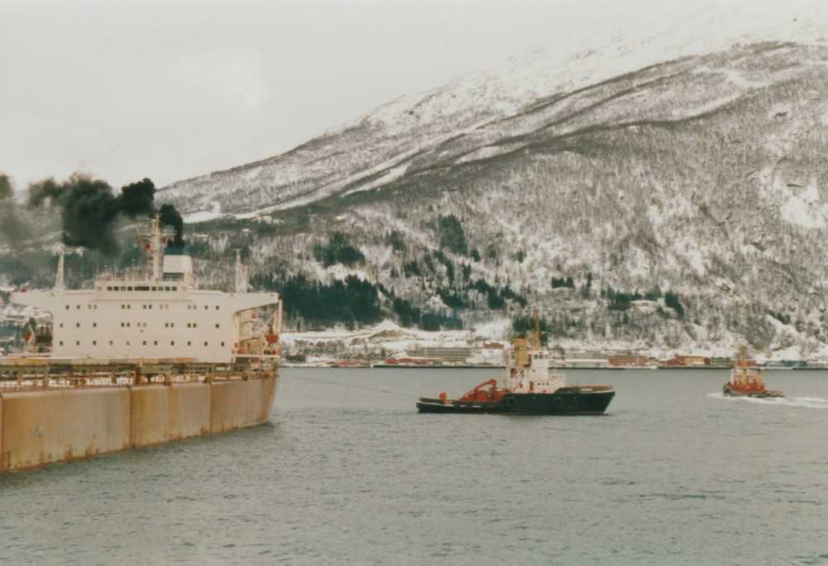 LKAB. Ombord på slepebåten "Rallaren" i oppdrag på Narvik med å dra ut malmskipet "Ikaria" fra kai 5. Slepebåt nr 2, "Rombak" i arbeid. Slepebåt 3, "Svarta Bjørn" drar tilbake til slepebåtkaia.