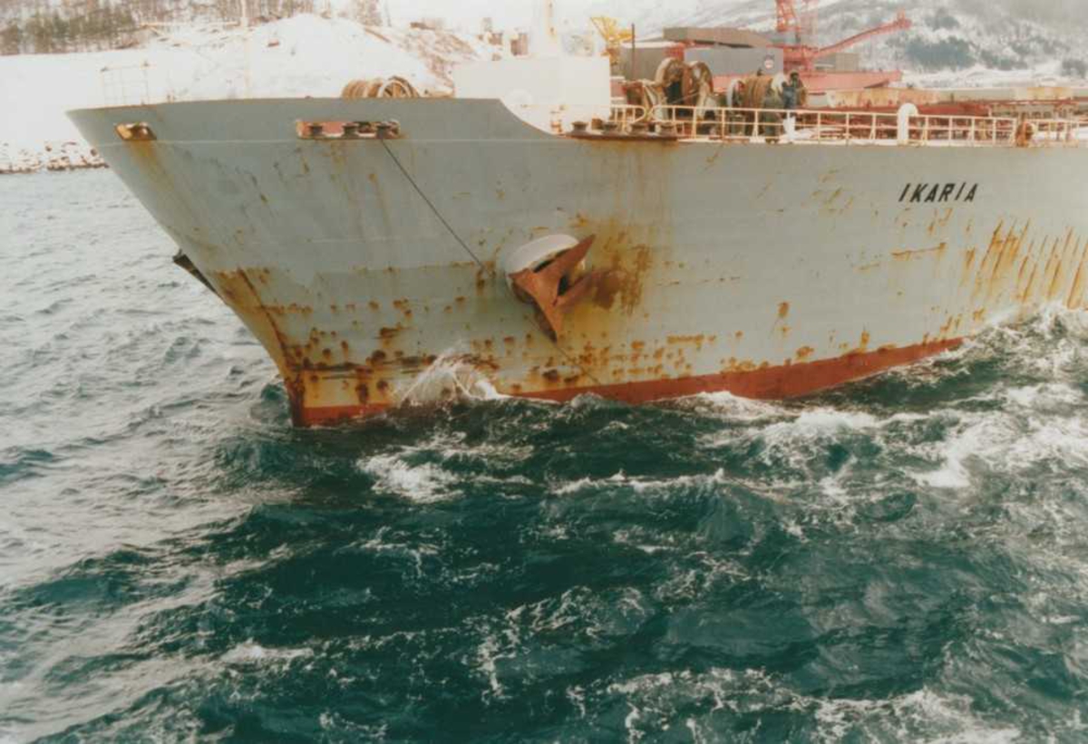 LKAB. Ombord på slepebåten "Rallaren" i oppdrag på Narvik med å dra ut malmskipet "Ikaria" fra kai 5. Malmskipet under slepet.