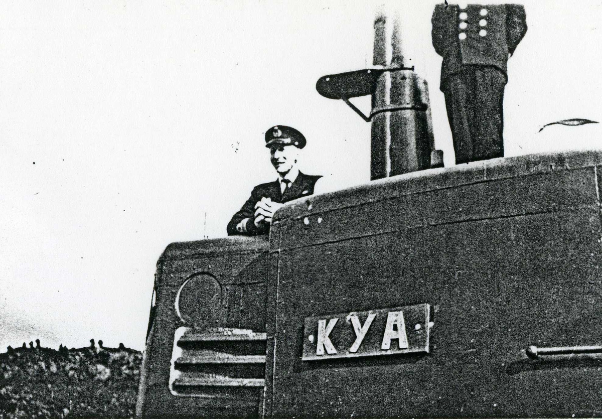 Motiv: K-klasse undervannsbåt KNM Kya (S307) med ombygget bro, 1960. Skipssjef kapteinløytnant H.B. Ellingsen