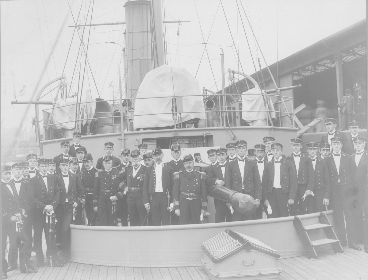 Motiv: Offiserene om bord på kaonbåten "Frithjof" i 1910
