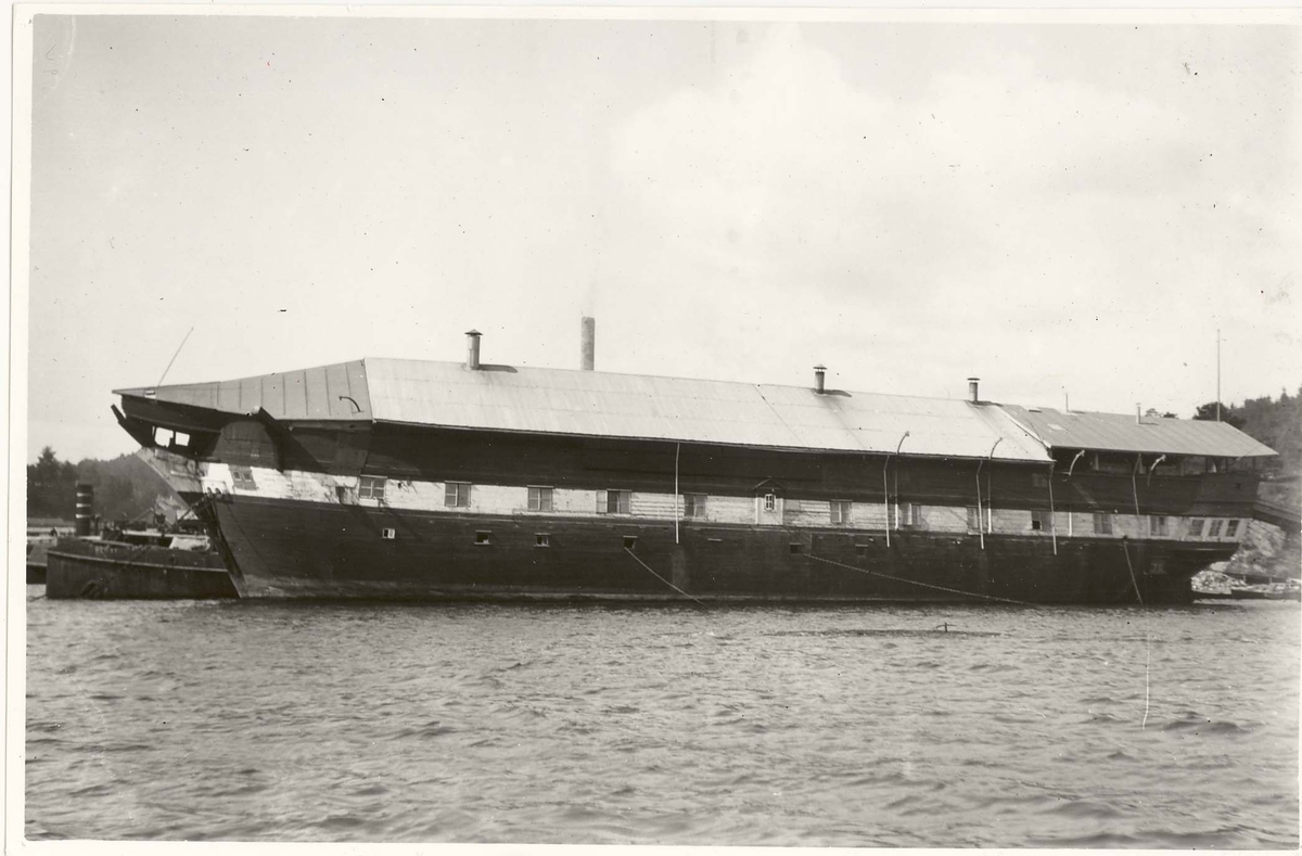 Motiv: Fregatten DESIDERIA som losjiskip ved Dalen Portland Cementfabrik i Brevik i 1920-årene. Babord side, svakt forfra.