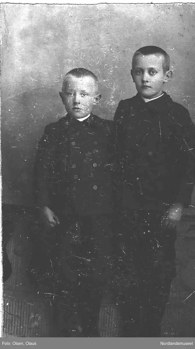 Portrett av 2 gutter. Aksel Berg Johnsen og Alf Jarl Johnsen, Sørfinnset, Gildeskål.