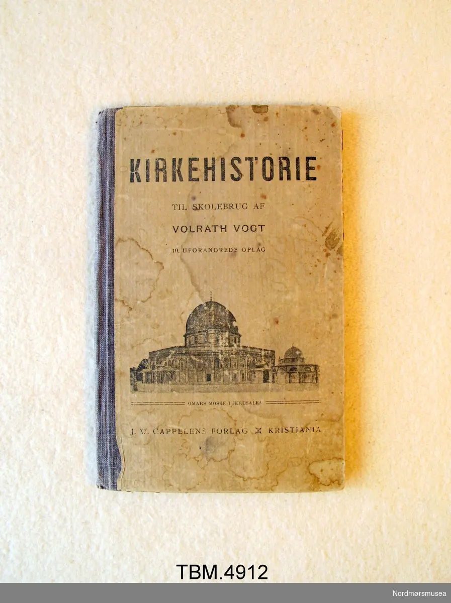 Lita bok med grå per av papp og svart sjirtingrygg. Bilde av "Omars moske Jerusalem" på framsidal, reklame for andre bøker på baksida.