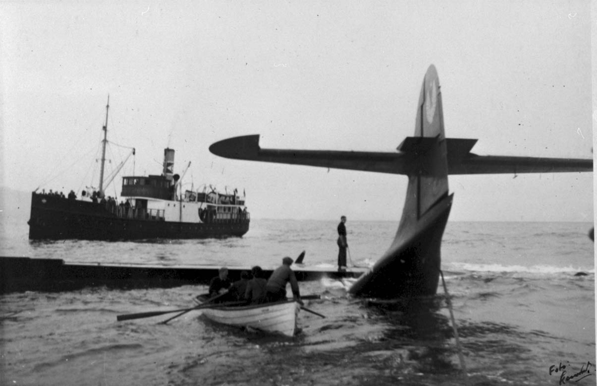Havari. 1 fly på havet, delvis nedsunket. PBY Catalina PB2B-1 LN-OAR "Skycarrier" fra Vingtor Luftveier A/S. 1 større fartøy og en robåt ved flyet.