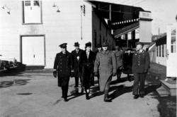 Gruppebilde. Flere personer, menn og kvinner. Mennene i mili