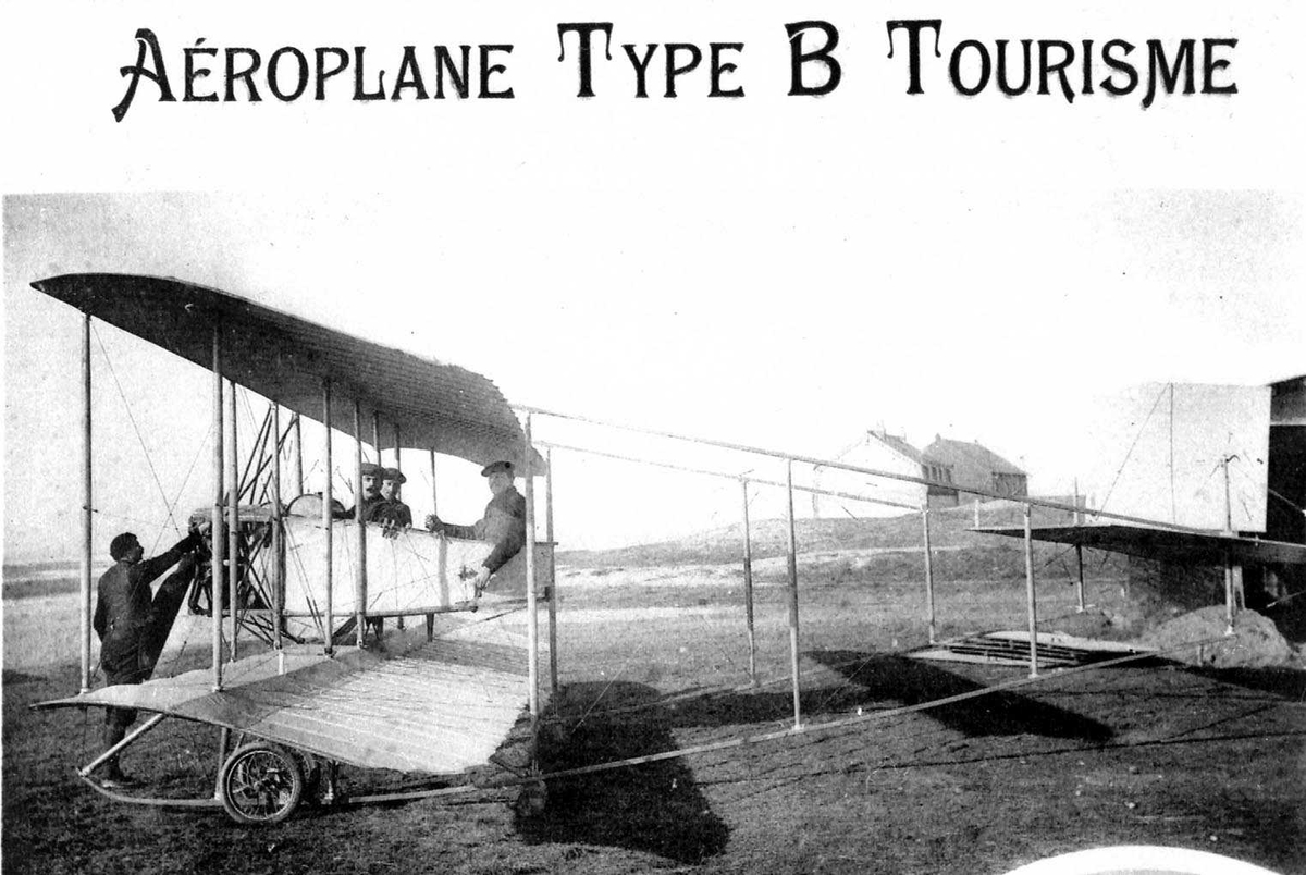 Utklipp. Ett fly på bakken, Caudron B, "Tourisme". Fire personer, menn, ved flyet.