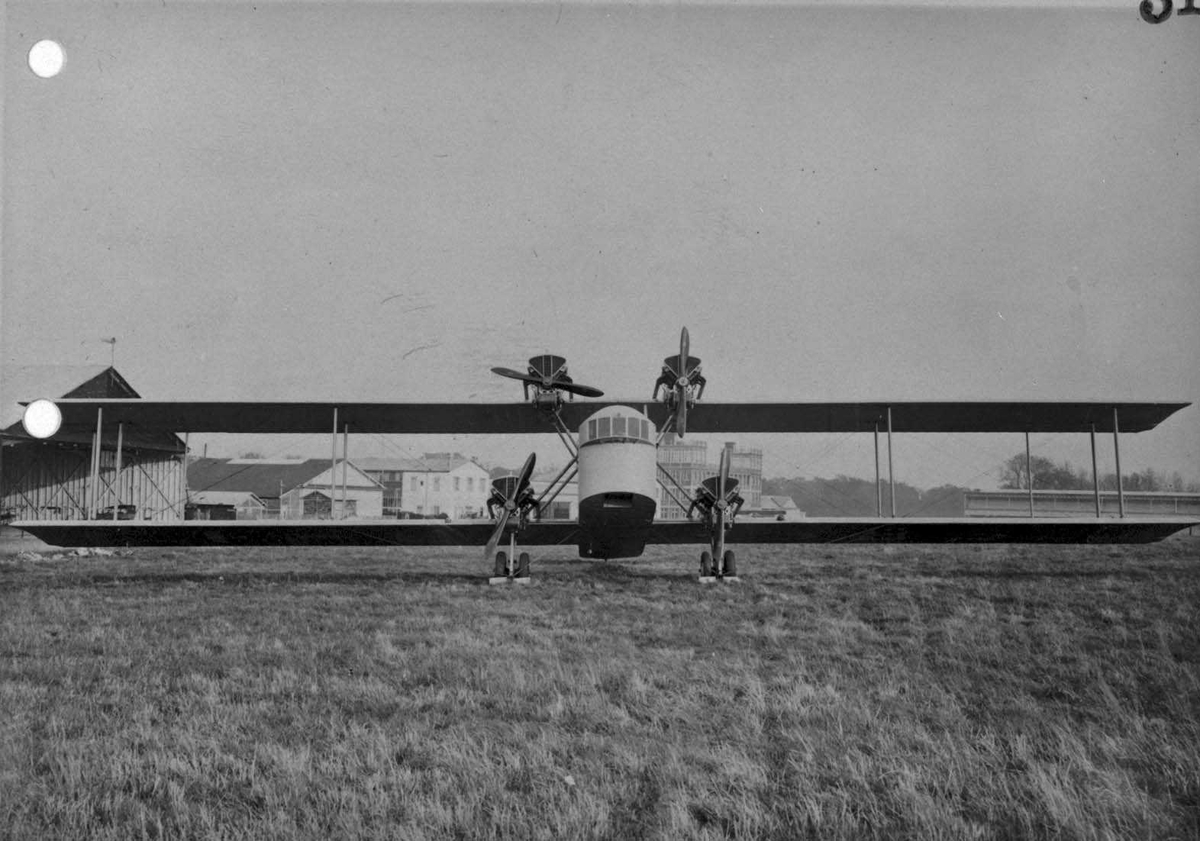 Ett fly på bakken, Bleriot 115.