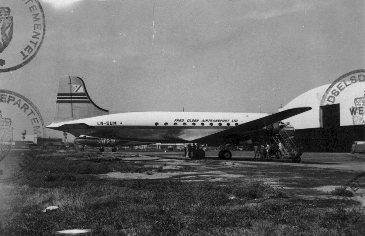 Lufthavn. Ett fly på bakken, Douglas C-54A-10-DC Skymaster. LN-SUM fra Fred Olsens Flyselskap A/S