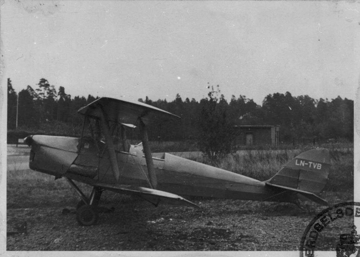 Lufthavn. Ett fly på bakken, De Havilland DH82A Tiger Moth. LN-TVB Fra Norsk Aero Klubb 