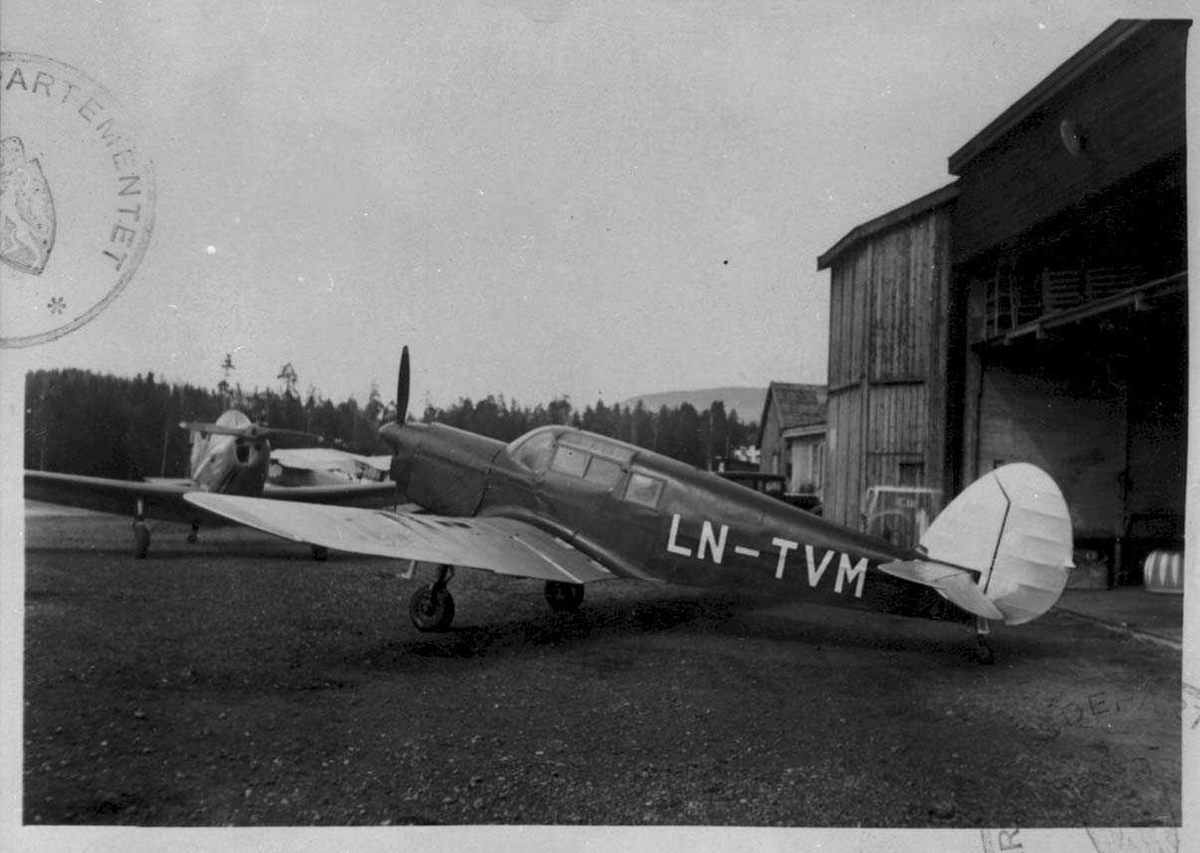 Lufthavn. Ett fly på bakken, Percival P.30 Proctor Mk.II . LN-TVM .